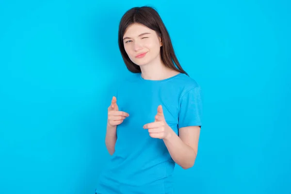 Você Bang Jovem Caucasiana Alegre Carismática Vestindo Camiseta Azul Isolada — Fotografia de Stock