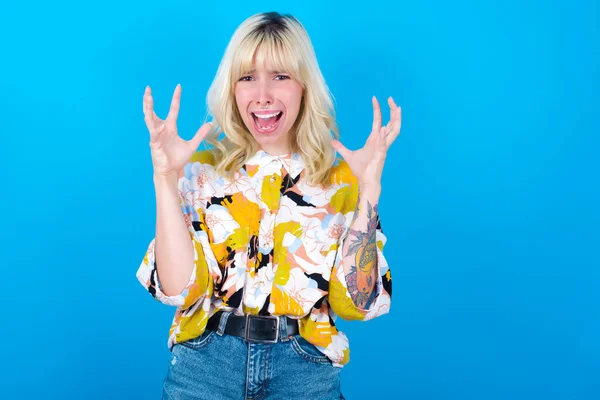 Caucasian Girl Wearing Floral Shirt Isolated Blue Background Crying Screaming — Stock Photo, Image