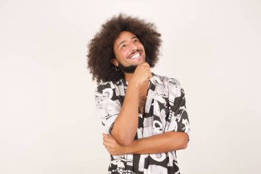 Beyazlar üzerinde izole edilmiş kıvırcık saçlı ve düşünceli ifadeli yakışıklı, dışavurumcu bir adamın portresi.