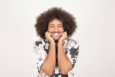 Beyaz tenli, kıvırcık saçlı, etkileyici, genç, etkileyici melez bir adamın portresi.