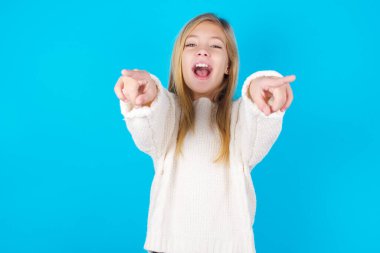 İki parmağıyla kamerayı işaret ederek 