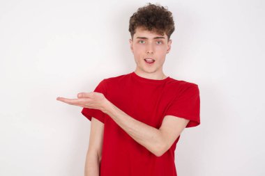 Yakışıklı genç adam der ki: Vay be, ne kadar heyecan verici, hayret verici bir ifade, boş uzayda avuçla bir şeyler gösteriyor. Reklam kavramı.