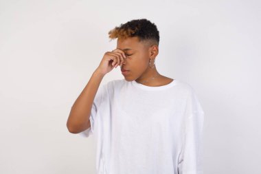 Çok üzgün, çekici, güzel bir kadın burnuna dokunuyor, ağlamak istiyor, stresli bir ilişkisi var, yorgun, işiyle ilgili sorunları var.