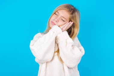 Rahatla ve uyu. Yorgun, genç ve güzel bir kız. Gözleri kapalı, avuç içlerine yaslanmış..