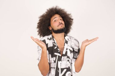 Beyaz, kıvırcık saçlı, omuz parçalayan, yakışıklı, etkileyici, genç, melez bir adamın portresi.