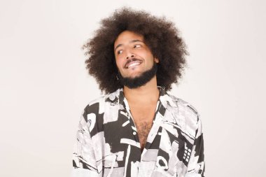 Beyaz tenli, kıvırcık saçlı, etkileyici, genç, etkileyici melez bir adamın portresi.