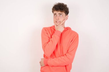 Yakışıklı genç adam elleriyle ağzını kapatıyor. Bir şeyden ya da birinin tırnak yemesinden korkuyor.