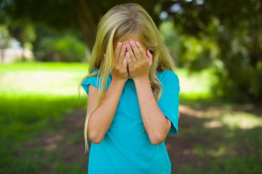 Güzel bir kız, mutlu ve pozitif bir şekilde kendini kucaklıyor. Sevgi ve özgüven..