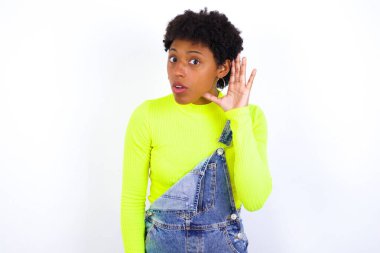 - Aman Tanrım! Kısa saçlı, beyaz önlüklü, ağzı açık, eli kulağında, dedikoduları dinlemeye çalışan komik afro-amerikalı kadın..