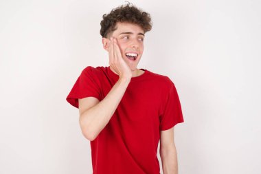 Yakışıklı genç adam yüz yüze bakarken heyecanlanıyor. Reklam ve şaşkınlık konsepti.