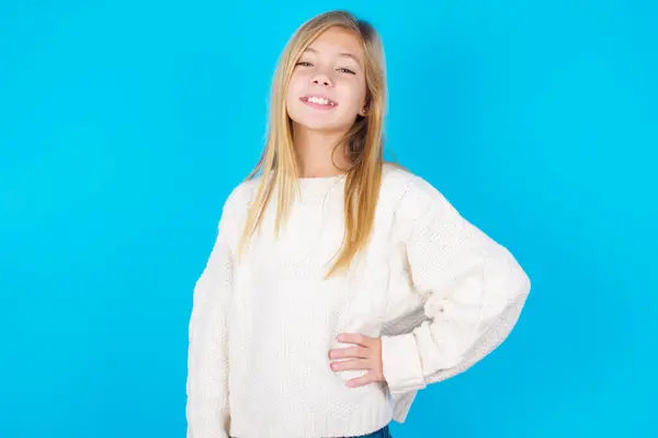 Studyjne Ujęcie Wesołej Nastolatki Trzyma Rękę Biodrze Uśmiecha Się Szeroko — Zdjęcie stockowe