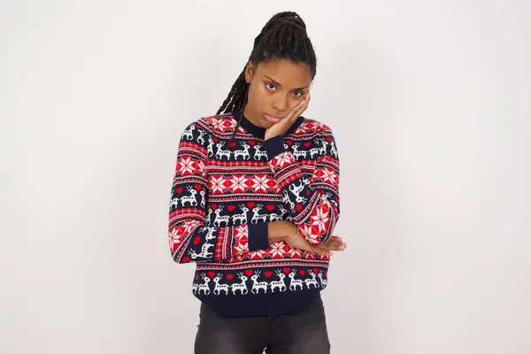 Sehr Gelangweilte Afroamerikanerin Trägt Weihnachtspullover Gegen Weiße Wand Und Hält — Stockfoto