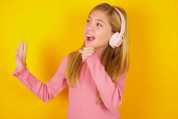 Happy Pretty Teen Dziewczyna Śpiewa Ulubioną Piosenkę Trzyma Rękę Blisko — Zdjęcie stockowe