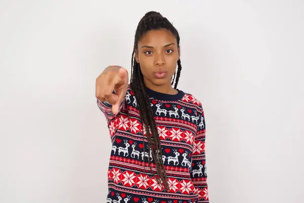 白い壁に対してクリスマスのセーターを身に着けている陽気なアフリカ系アメリカ人女性は あなたが喜んで競争することを選択し 肯定的な表現を持って 選択します — ストック写真