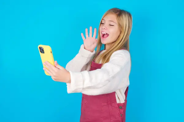 Portret Van Vrolijke Vriendelijke Mooie Tiener Meisje Nemen Selfie Zwaaien — Stockfoto