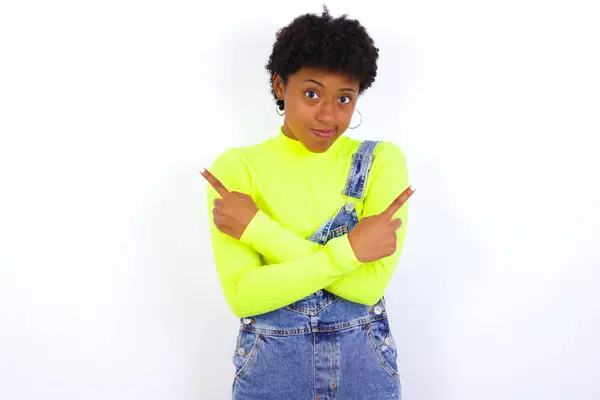 Jonge Afro Amerikaanse Vrouw Met Kort Haar Draagt Spijkerstof Het — Stockfoto