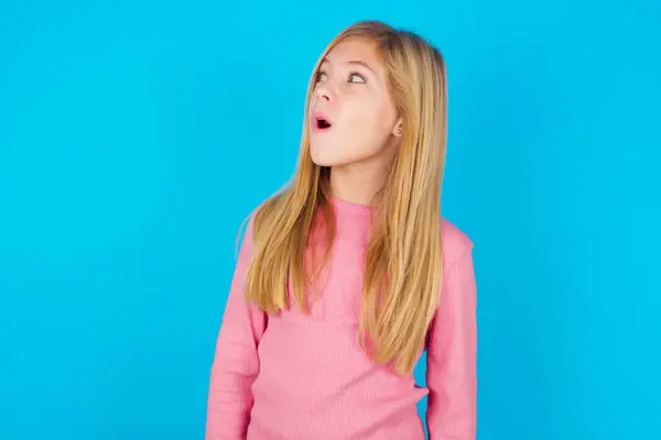 Shocked Pretty Teen Girl Look Empty Space Open Mouth Screaming — Stock Photo, Image
