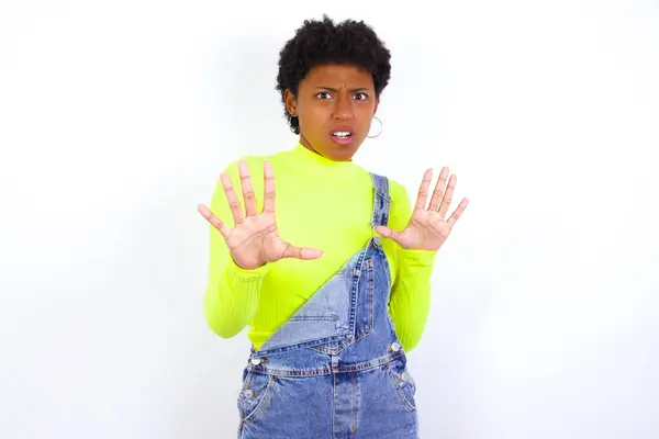 Dissatisfied Young African American Woman Short Hair Wearing Denim Overall — Stock Photo, Image