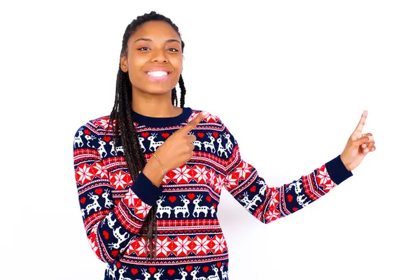 Femme Afro Américaine Positive Portant Pull Noël Contre Mur Blanc — Photo