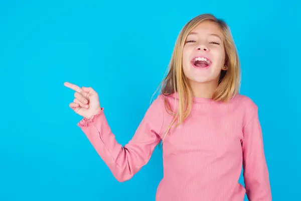 Hezká Teen Dívka Šťastně Směje Poukazuje Prázdné Místo Demonstruje Nákupní — Stock fotografie