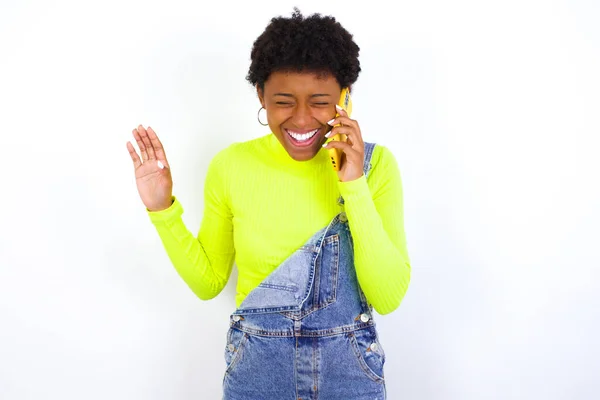 Överemotiv Glad Ung Afroamerikansk Kvinna Med Kort Hår Bär Denim — Stockfoto