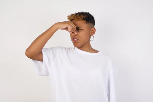 Ontevreden Jonge Afro Amerikaanse Vrouw Draagt Witte Shirt Geïsoleerd Achtergrond — Stockfoto