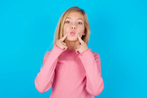 Teenie Mädchen Kreuzt Augen Und Macht Fischlippen Lustig Fratze — Stockfoto