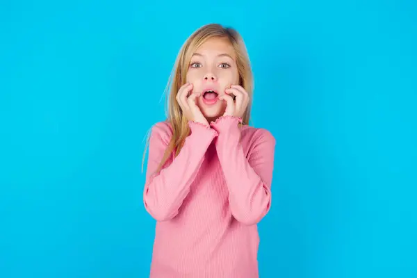 Speechless Teen Girl Keeps Hands Opened Mouth Reacts Shocking News — Stock Photo, Image