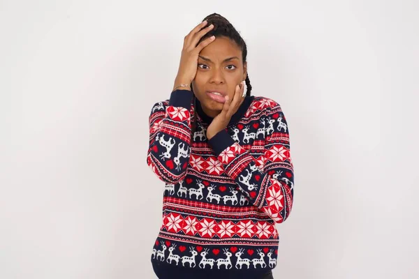 Mladá Zachmuřená Afroameričanka Oblečená Vánočního Svetru Bílé Zdi Skrývající Obličej — Stock fotografie