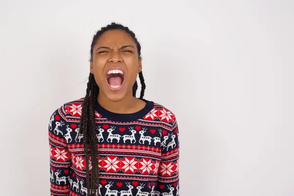 Stressante Donna Afroamericana Che Indossa Maglione Natale Contro Muro Bianco — Foto Stock