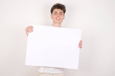 Boş Kağıt Tahtası Reklam Metni Duruşması 'nı tutan mutlu yakışıklı genç adam. Sonbahar Reklam Afişi.
