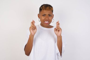 Güzel genç bir kadın endişeli bir ifadeyle işyerindeki hatalarını fark etmemesini umuyor..