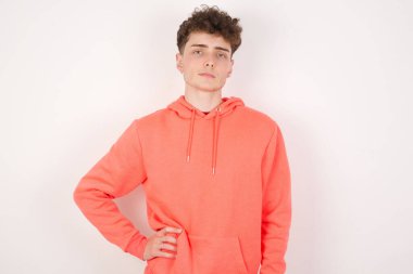 Stüdyo çekimlerinde genç ve yakışıklı adam el ele tutuşup gülümsüyor..