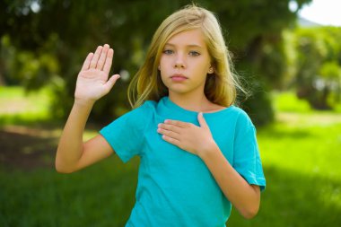 Kendine güvenen güzel kız parkta el ele geziyor.