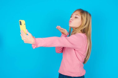 Güzel kız canlı yayında akıllı telefonun kamerasına öpüşüyor ve selfie çekiyor, internetten mwah gönderiyor..