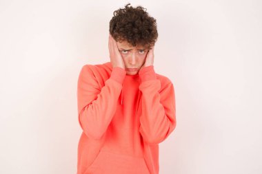 Mutsuz bir ifadeyle el ele tutuşan yakışıklı genç adam hayvanlar hakkında hüzünlü bir film izliyor ve ağlamamaya çalışıyor..