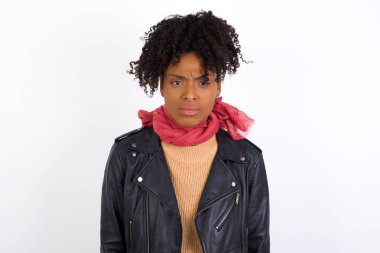 Kaşlarını çatan genç bir kadın bir şeyden rahatsız oluyor..