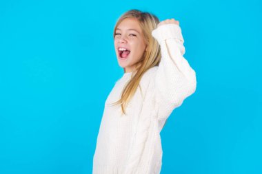 Sevinçten havalara uçmuş güzel bir kız iyi haberler almaktan, yumruğunu sıkmaktan ve kazanan bir jest yapmaktan memnun olur..