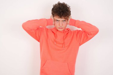 Hüsrana uğramış yakışıklı genç adam elleriyle kulaklarını tıkamış rock, gürültü ya da yüksek sesli müzik dinlemek istemiyor..