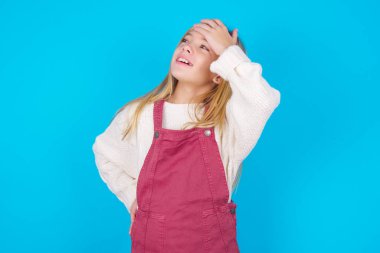 Güzel bir genç kız alnına dokunuyor, şaşırtıcı bir şey duyuyor, iyi haberler aldığına seviniyor, rahatlıyor. Neredeyse başım belaya giriyordu..