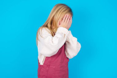 Üzgün, güzel bir kız. Yüzünü ellerle kapatıp ağlıyor..
