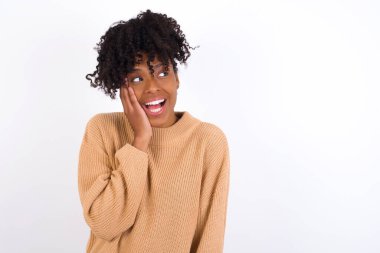 Genç bir kadın yüz yüze bakarken heyecanlanıyor. Reklam ve şaşkınlık konsepti.