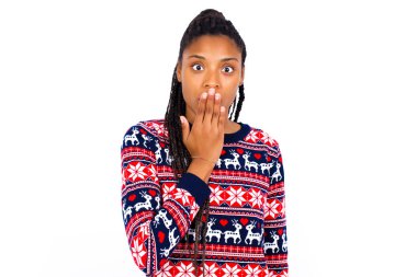 - Evet. Sanırım ben söyledim! Beyaz duvara karşı Noel süveteri giyen Afro-Amerikan kadın portresi. Avuç içleri açık, büyük gözlerle kameraya bakın..