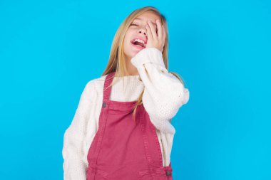 Güzel kız avucunun içi gibi gülümsüyor, kıkırdıyor, komik espriler duyuyor.