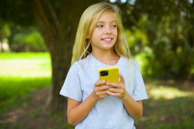 Ne olmuş yani? Kibirli, güzel bir kızın portresi yan yana omuz silkiyor, nefes nefese gülümsüyor, bariz bir şey söylüyor..