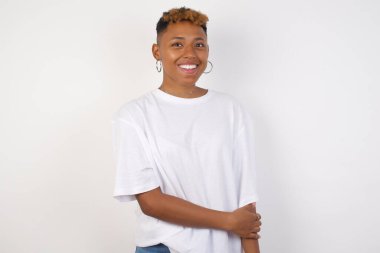 Olumlu insan yüz ifadeleri ve duyguları. Güzel bir sohbet sırasında çekici bir kızın kameraya geniş bir şekilde bakıp gülümsemesi..