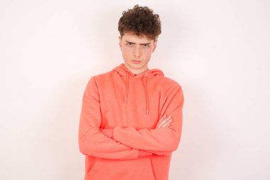 Beyaz arka planda kızgın ve yakışıklı genç bir adamın fotoğrafı..