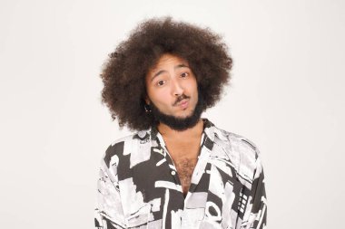 Beyaz tenli, kıvırcık saçlı, etkileyici, genç, etkileyici melez bir adamın portresi.