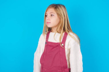 Güzel kız şaşırmış bir ifadeyle yan yana bakıyor. Nutku tutulmuş gibi. Utangaç model şaşırmış görünüyor.