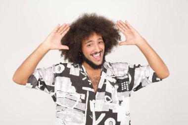 Beyaz tenli, kıvırcık saçlı, etkileyici, genç, etkileyici melez bir adamın portresi.